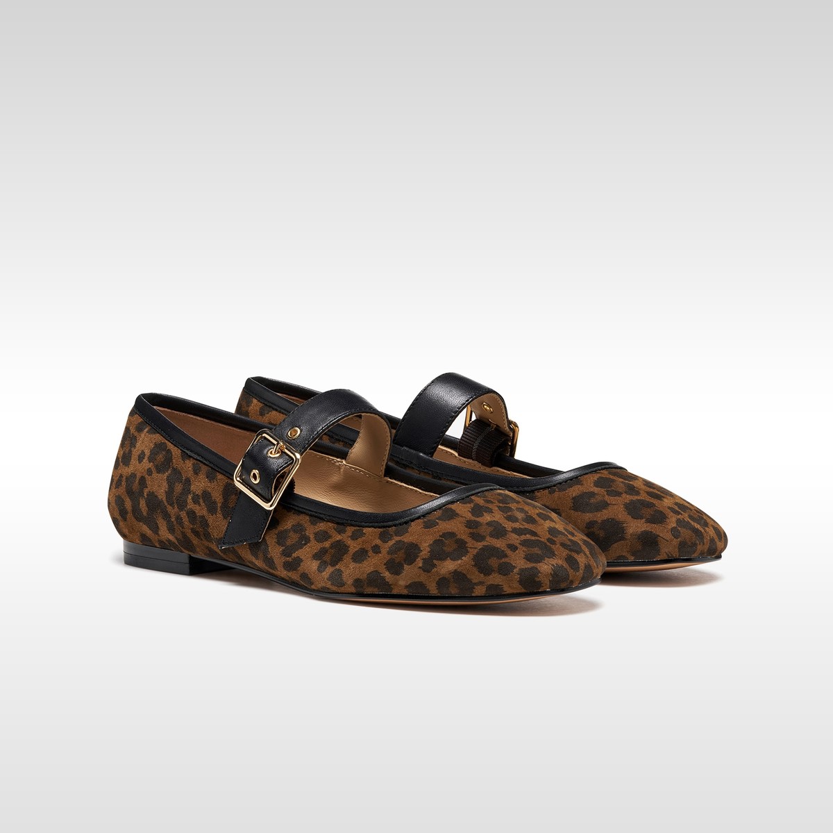 azlea woman — cognac